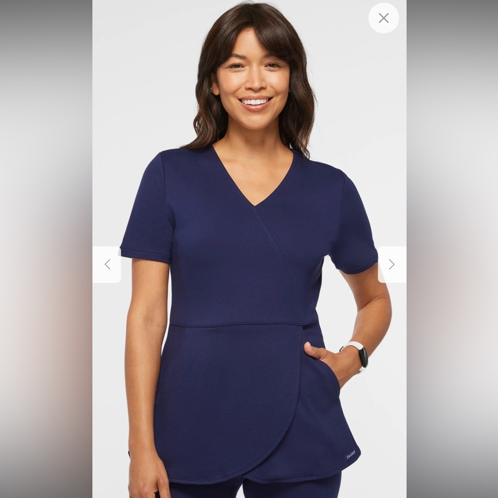 Jaanuu scrub top- SIZE SMALL, NAVY